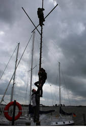 Zu dritt montierten Martin Hoppe, Oliver Lübcke und Alexander Gehrking (von unten) die erste Station des Nordwind e.V. an der Schlei.